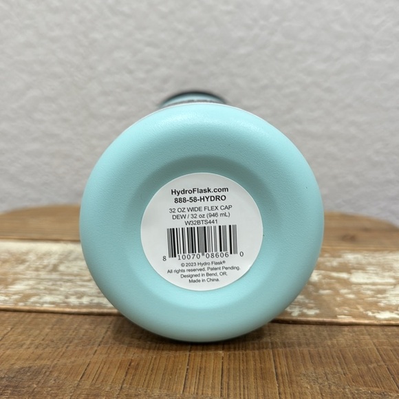 Hydro Flask 32 oz Wide Mouth Water Bottle in Dew - Picture 4 of 4